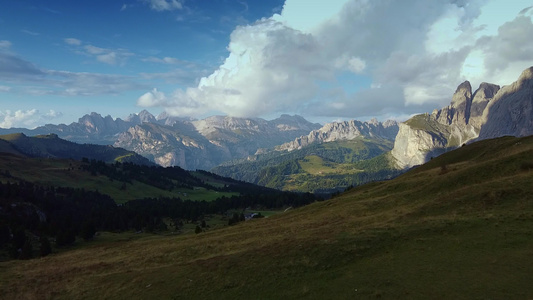 无人驾驶无人驾驶飞机的多洛米意大利阿尔卑斯山的空中视频