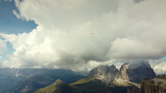 在天上滑翔在意大利多洛米特山上视频