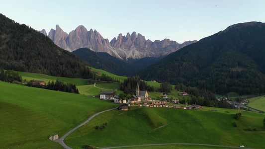 阿尔卑斯山附近的村庄视频