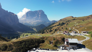 加迪纳山口的多洛米蒂山的美丽景色与圣毛里齐奥无伴奏31秒视频