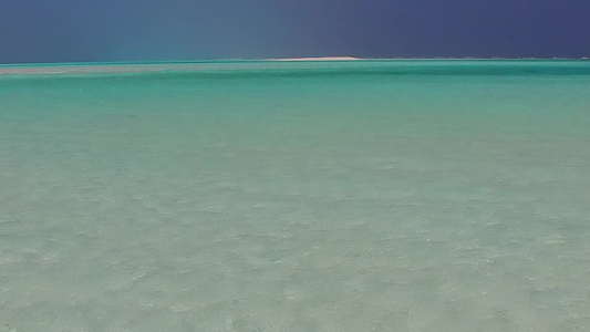 蓝海田园诗般的海岸线海滩之旅的温暖景观沙洲附近有白沙视频