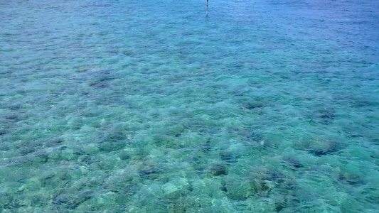 阳光下浅海和白沙背景完美海岸海滩度假的夏日风景视频