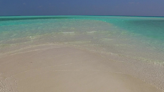 紧闭海滨海滩的天空由浅海和靠近度假胜地的清洁沙滩背景视频