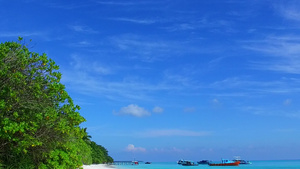 蔚蓝的大海和冲浪附近的白色沙滩背景完美的海岸线海滩13秒视频