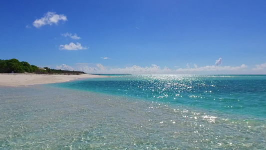 用透明的海洋和沙洲附近的白沙背景复制热带海岸线海滩视频