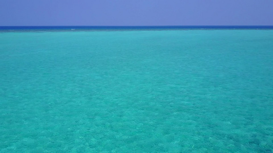 利用浅海和珊瑚礁附近白沙背景的浅海和白沙进行宁湾海滩视频