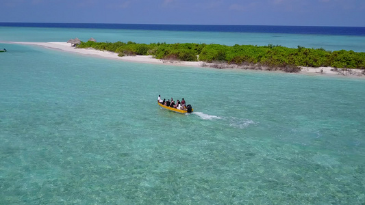 日落前白沙背景浅海美丽海湾海滩之旅的阳光全景视频