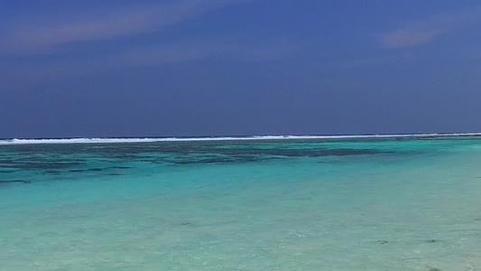 蓝海和珊瑚礁附近清洁沙滩背景的海上海岸海滩冒险活动视频