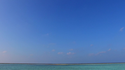 蓝色水和接近冲浪的白色沙滩背景的海洋旅游海滩探险空空空视频