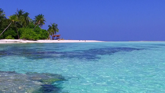 棕榈附近白沙背景透明海洋的宁静海滨海滩浪漫旅游视频