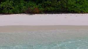 由蓝海探索海滩冒险在礁石附近有白色沙沙背景的白海面12秒视频