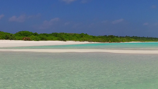 阳光明媚的美丽度假胜地天空在日落前通过透明的海面和视频