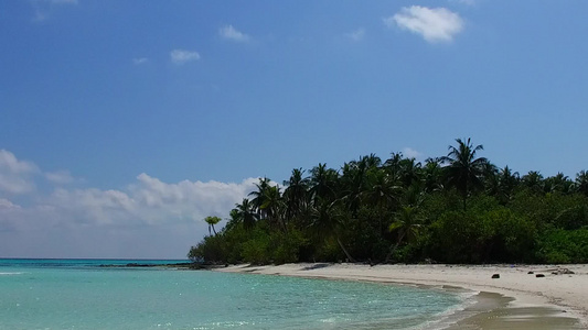蓝色环礁湖和海浪附近的清洁沙滩背景的阳光明媚的海洋视频