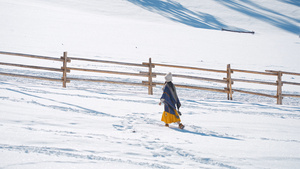 4K雪地里漫步的少女12秒视频