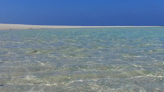 明亮的环礁湖海滩假日阳光晴朗由透明的海洋提供在海浪视频