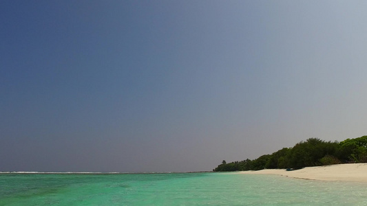 蓝海和沙滩附近的白沙地背景的天堂环礁湖海滩节日之夏视频