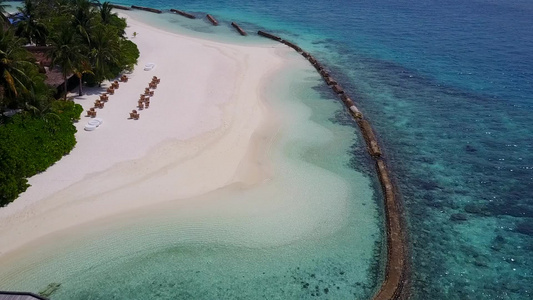 以透明的水和阳光下的白沙本背景为代表的完美海滨海滩视频