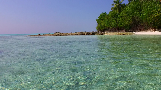 海滨海滩假日的温暖性质日落前由绿绿海和白沙背景构成视频