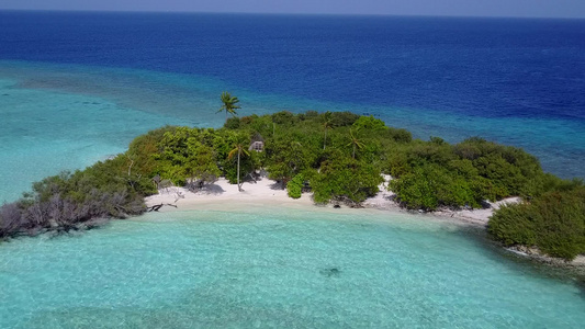 蓝环礁湖在海浪附近的白沙底背景下对天堂湾海滩生活方式视频