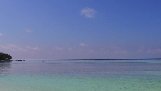 海岛海滩度假的宽角纹理在海浪附近以透明的水和白色沙滩视频