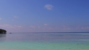 海岛海滩度假的宽角纹理在海浪附近以透明的水和白色沙滩13秒视频