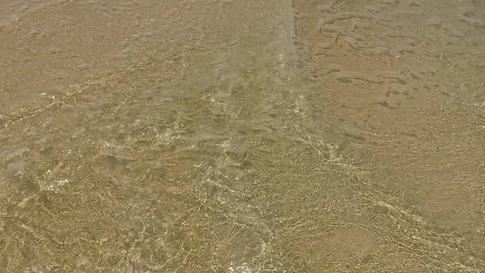 热带环礁湖海滩生活方式的夏季旅行以蓝海和棕榈附近白沙视频