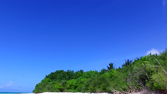 阳光明媚的海洋岛屿天空日出后以蓝海和浅沙背景打破海滩视频