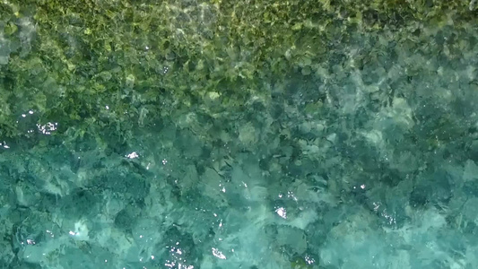 日落前有白色沙子背景的蓝色环礁湖对宁凉湾海滩假日的视频
