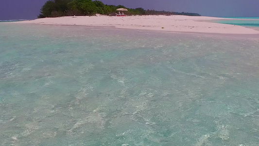 蓝海和棕榈附近的清洁沙土背景的天堂湾海滩生活方式的视频