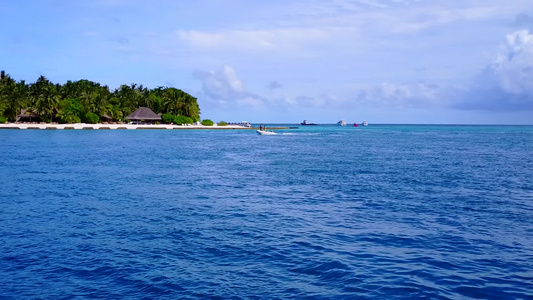 日落前蓝绿色海和白沙背景破碎的天堂环礁湖海滩风景与视频