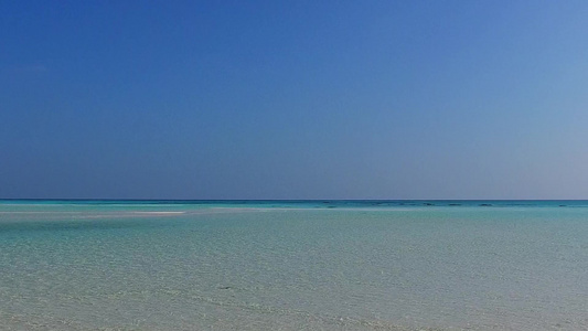 热带旅游游客海滩在沙巴附近以白色沙沙滩背景的透明海面视频