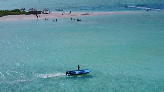 日落前有白色沙子背景的蓝海淡开海岸海滩假日的海上景色视频