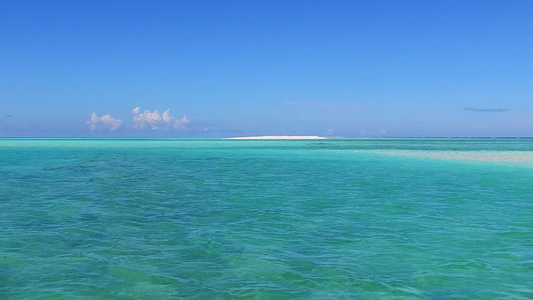 夏日日落前蓝海和白沙地背景的长河海岸海滩之旅摘要视频