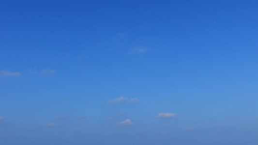 海浪附近有清洁沙底背景的蓝大洋放松环礁湖海滩野生生物视频