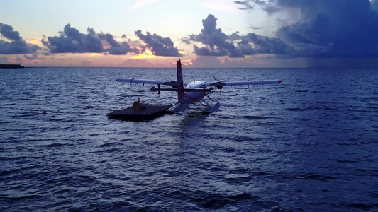 在冲浪附近有白色沙滩背景的蓝色海洋的热带海滨海滩旅行视频