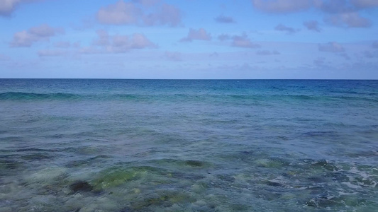 利用沙滩附近白沙面背景的水蓝色水层打破海度假胜地海滩视频