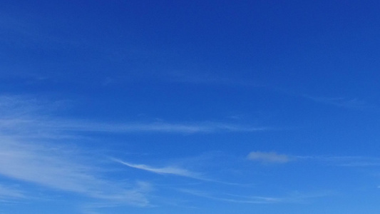 棕榈附近蓝水和白沙底白沙子背景的海滨海岸海滩时间视频