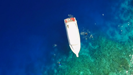 海洋旅游海滨航行的宽角性质在邻近度假胜地附近以白沙视频