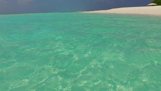 海洋海滩生活方式的温暖旅游海面附近有白色沙沙底背景视频