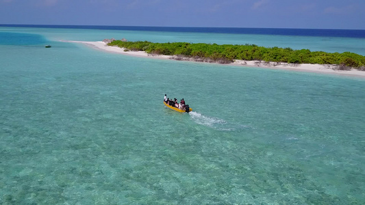 度假村附近白色沙滩背景的蓝海豪华海湾海滩时间广角全景视频