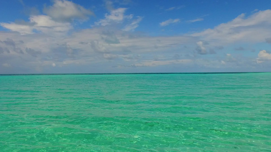 阳光明媚的奇特外观海岸海滩在度假胜地附近的蓝色海和视频