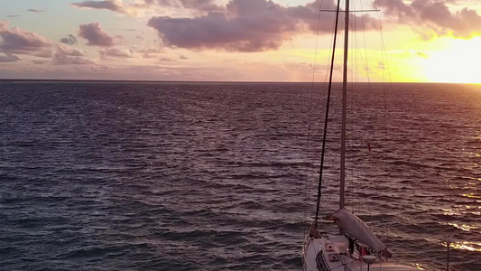 蓝色海洋沿珊瑚礁附近有白色沙沙背景的蓝海航行其间夏季视频