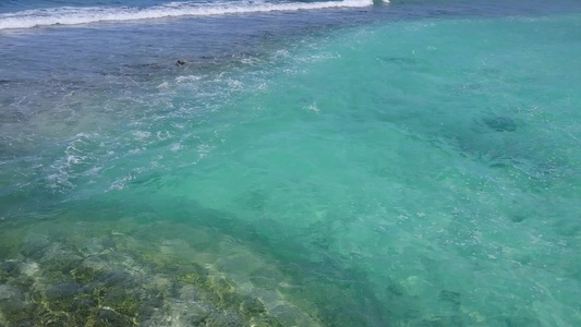 日出后浅水和白色沙子背景的浅水为海滨海滩度假近距离视频