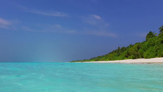 以蓝海为例在珊瑚礁附近有白色沙滩背景的蓝海边观望海滩视频