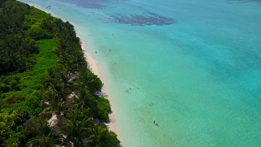 海上环礁湖海滩因蓝海和靠近度假胜地的白色沙滩背景而视频