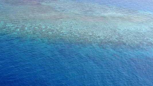 沙洲附近白沙背景蓝泻湖复制美丽泻湖海滩航行的空间质感视频