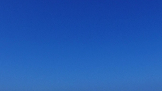 浅海和沙洲附近白沙背景的海洋海岸线海滩旅行的空旷性质视频