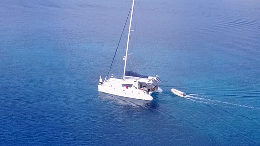 日落前浅水和白色沙滩背景的豪华海滨海滩假日空旷海景视频