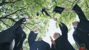 穿着学士服的大学毕业生向天上抛起学士帽10秒视频