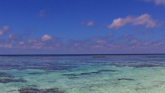 热带海岸海滩沿蓝海航行的夏季潮流在海浪附近有白色沙子视频